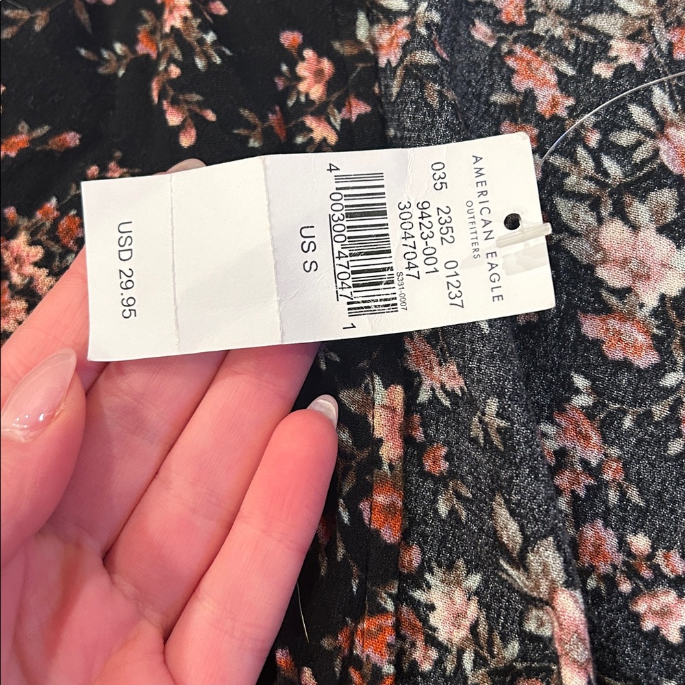 Women’s American Eagle Outfitters Black Floral Wrap Top - Picture 3 of 4